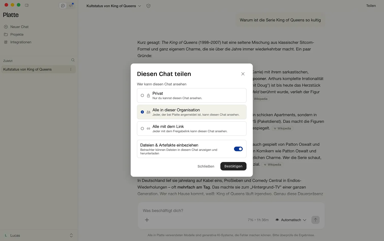 Der Dialog Diesen Chat teilen in Platte: die drei Sichtbarkeiten Privat, Alle in dieser Organisation und Alle mit dem Link, die Option Dateien & Artefakte einbeziehen sowie die Knöpfe Schließen und Bestätigen