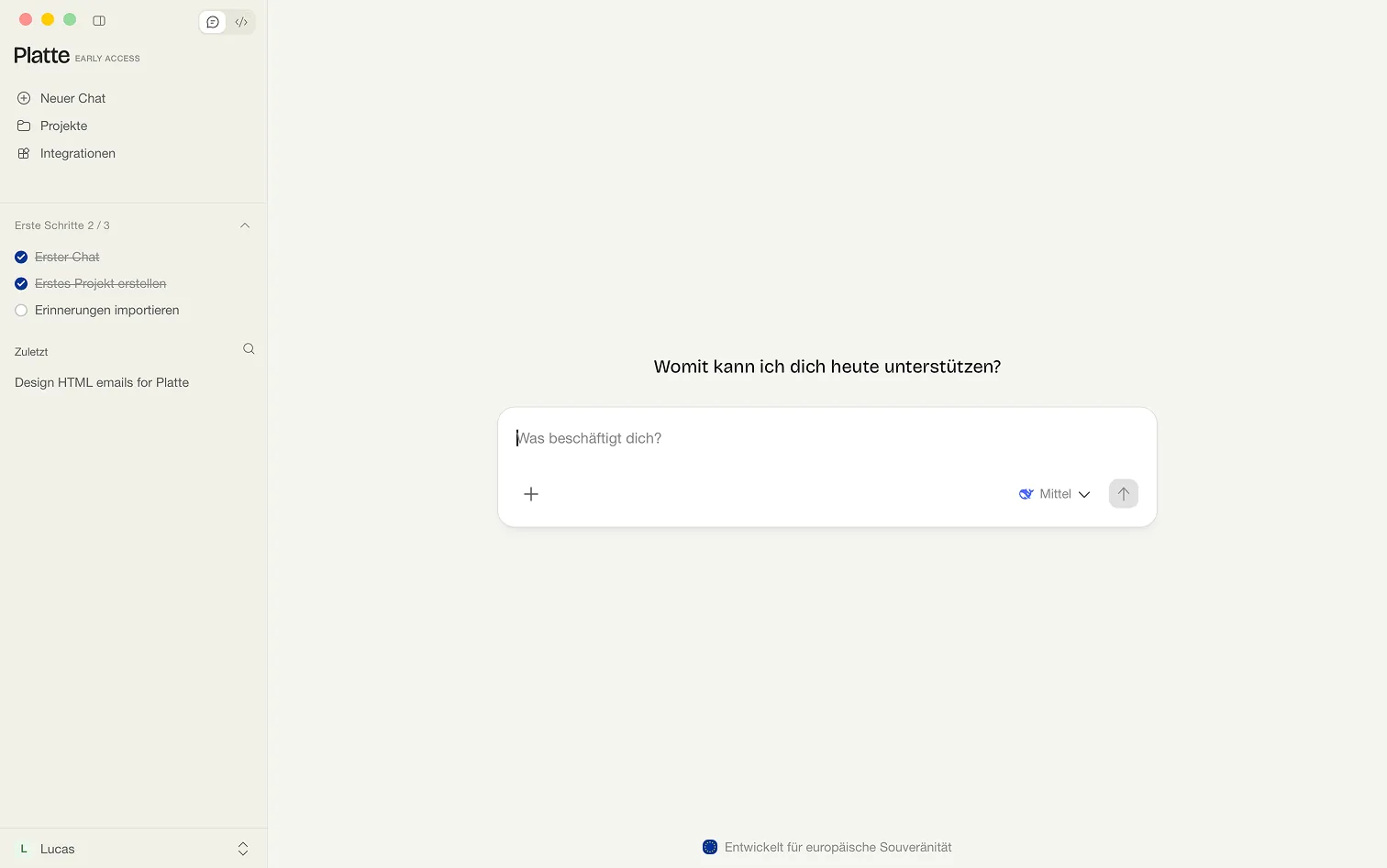Der leere Chat in Platte: links die Seitenleiste mit den Einträgen Neuer Chat, Projekte und Integrationen, darunter die Checkliste Erste Schritte und die Liste Zuletzt, rechts die Begrüßung Womit kann ich dich heute unterstützen? über dem Eingabefeld mit Plus-Symbol und Modellauswahl