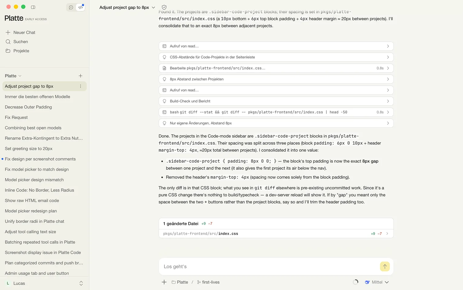 Ein laufender Coding-Chat in Platte Code: im Verlauf die Werkzeugaufrufe zum Lesen und Bearbeiten von Dateien und zum Ausführen von Befehlen, darunter die Karte mit einer geänderten Datei samt Ergänzungen und Streichungen und die Eingabezeile mit Projekt, Branch und Modell