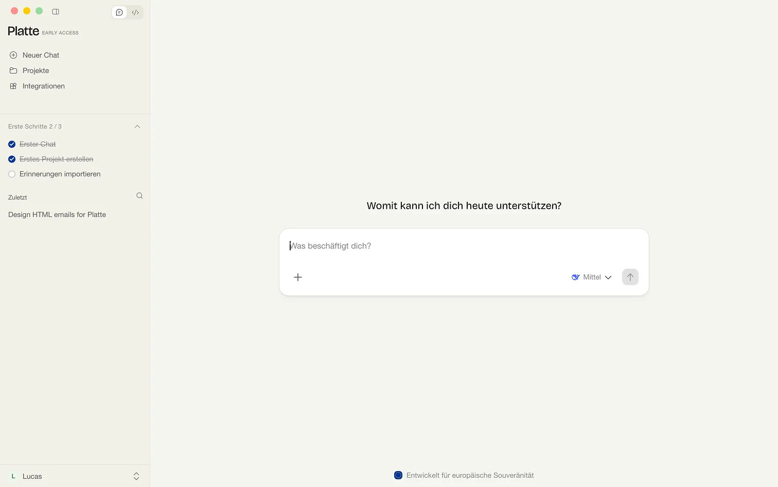 Die Seitenleiste mit der aufgeklappten Checkliste Erste Schritte: Erster Chat und Erstes Projekt erstellen sind abgehakt, Erinnerungen importieren steht noch offen