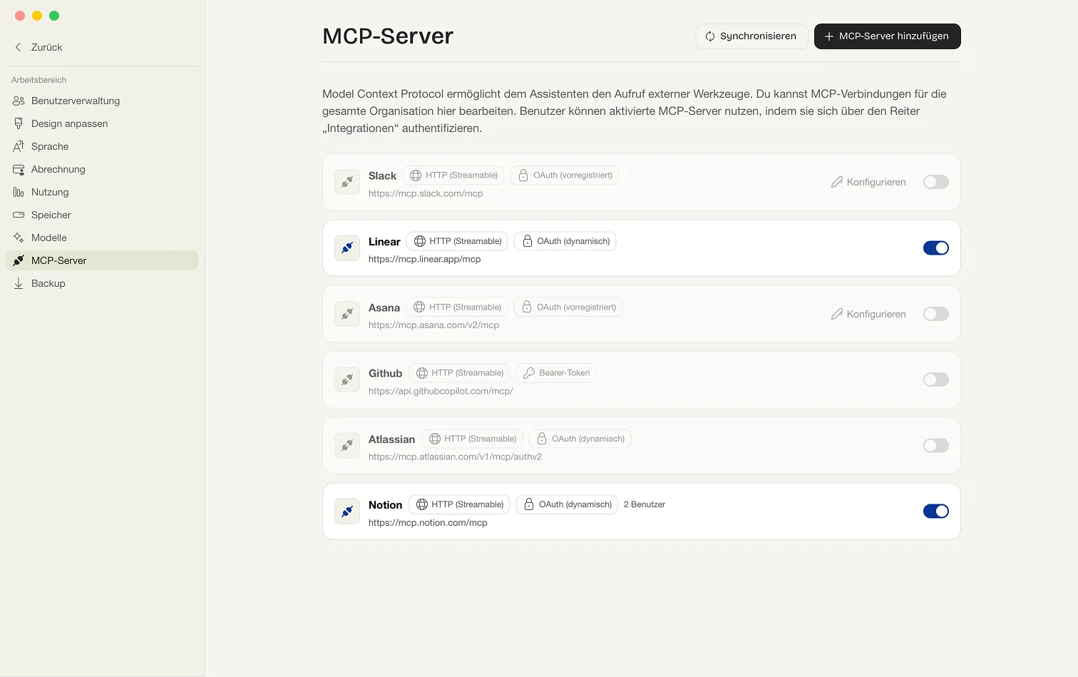 Die Admin-Seite MCP-Server mit den Einträgen Slack, Linear, Asana, GitHub, Atlassian und Notion, je mit Badge für Transport und Authentifizierung, Konfigurieren-Aktion und Schalter