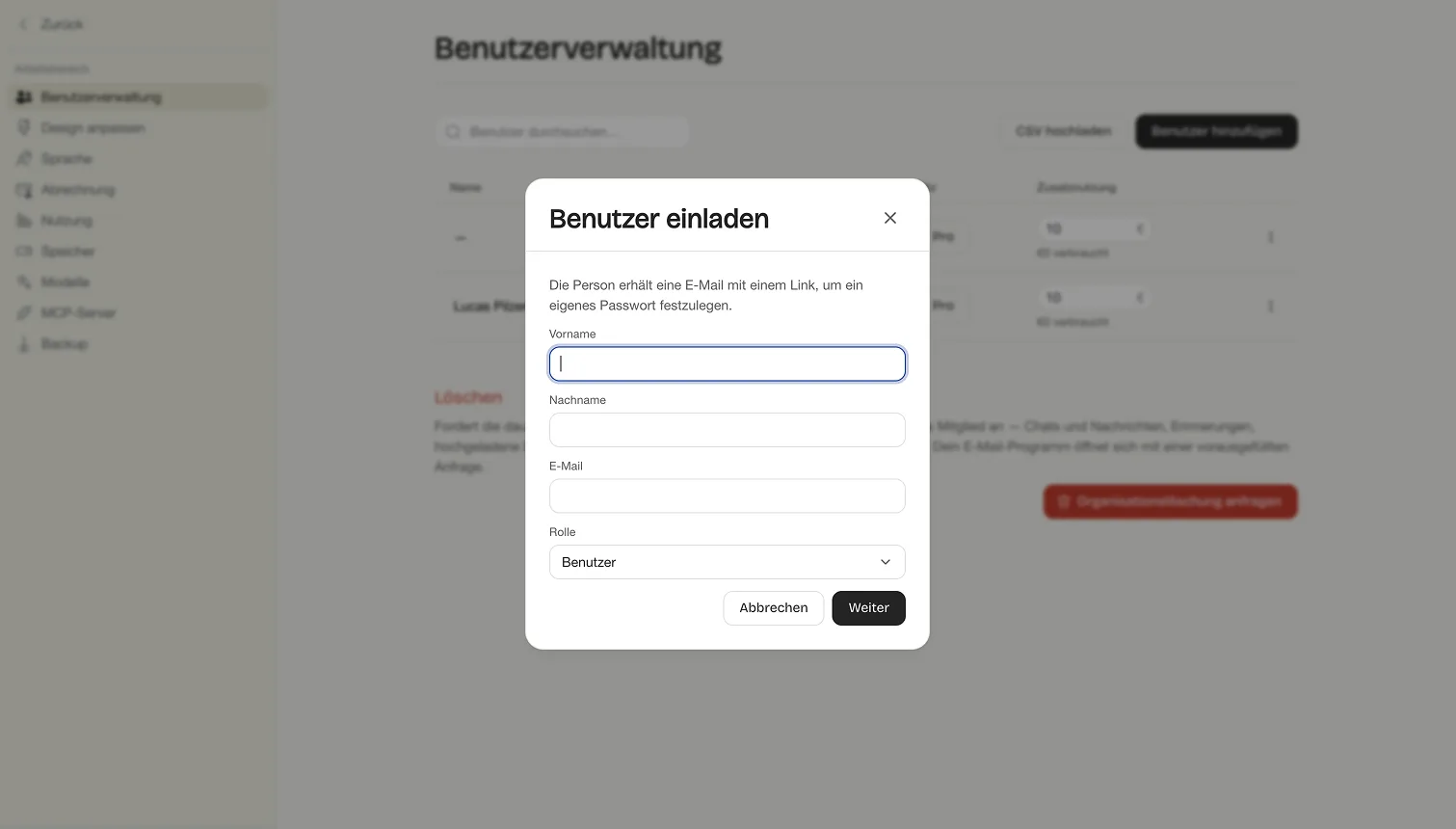 Der Dialog Benutzer einladen, Schritt 1 von 2: die Felder Vorname und Nachname, das Pflichtfeld E-Mail und die Auswahl Rolle auf Benutzer, unten die Schaltflächen Abbrechen und Weiter