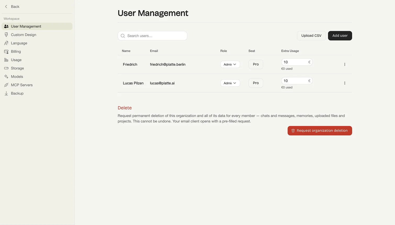 Die Benutzerverwaltung im Admin-Bereich: oben die Suche und die Schaltflächen CSV hochladen und Benutzer hinzufügen, darunter die Tabelle aller Nutzer mit den Spalten Name, E-Mail, Rolle, Sitz und Zusatznutzung, ganz unten der Abschnitt Löschen