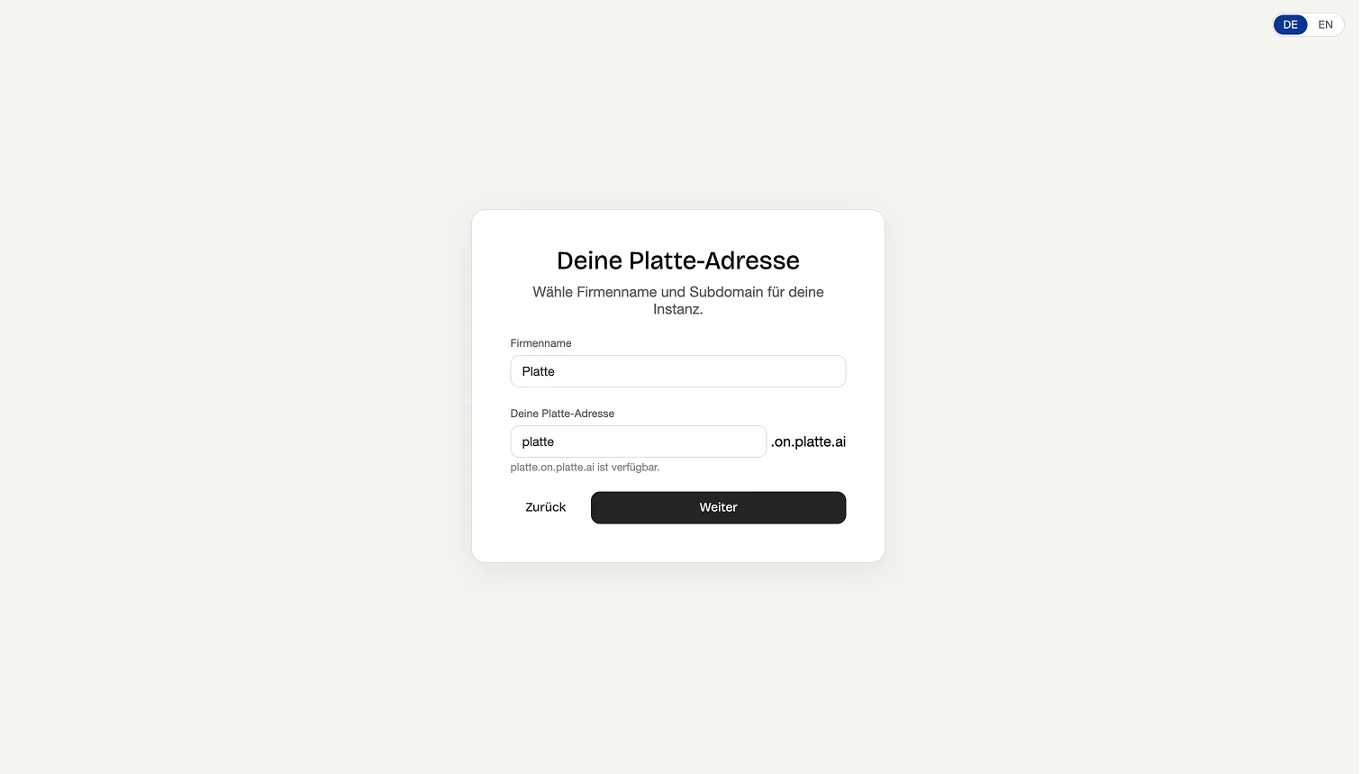 Der Schritt Deine Platte-Adresse im Kundenportal: die Felder Firmenname und Deine Platte-Adresse mit der festen Endung .on.platte.ai und dem Hinweis, dass platte.on.platte.ai verfügbar ist
