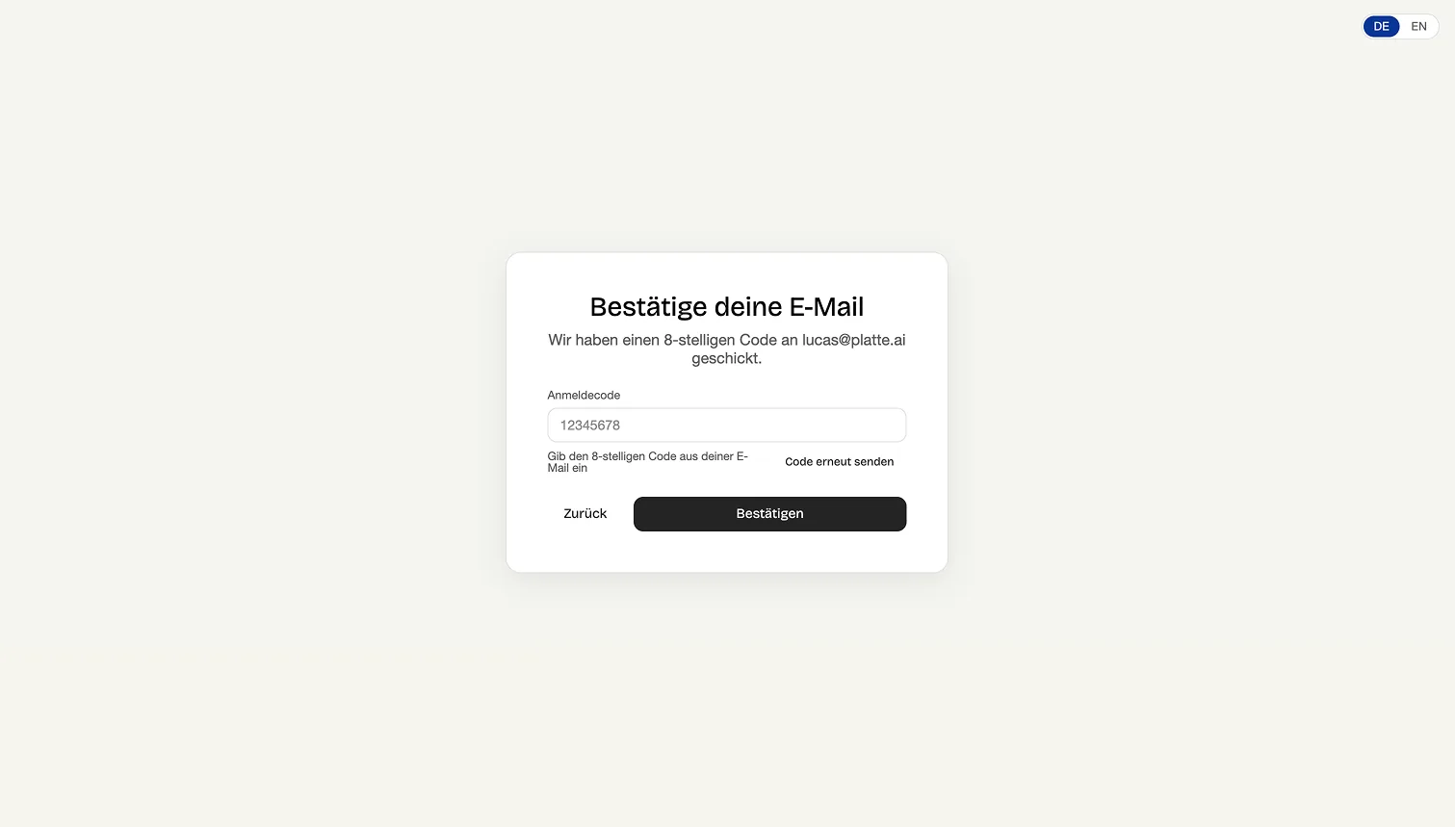 Der Schritt Bestätige deine E-Mail im Kundenportal: das Feld Anmeldecode für den 8-stelligen Code, der Link Code erneut senden und die Knöpfe Zurück und Bestätigen