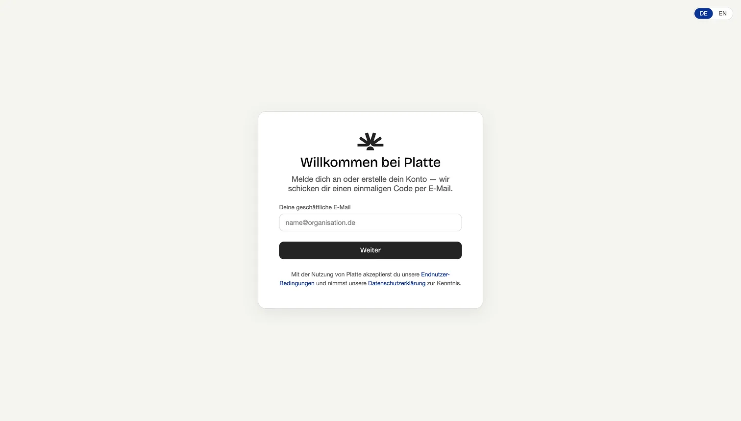 Der Start im Platte-Kundenportal: die Karte Willkommen bei Platte mit dem Feld Deine geschäftliche E-Mail, dem Knopf Weiter und dem Hinweis auf Endnutzer-Bedingungen und Datenschutzerklärung