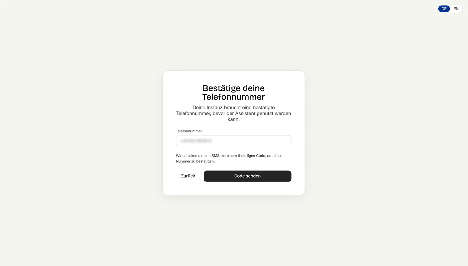 Der Schritt Bestätige deine Telefonnummer im Kundenportal: das Feld Telefonnummer, der Hinweis auf die SMS mit dem 6-stelligen Code und der Knopf Code senden