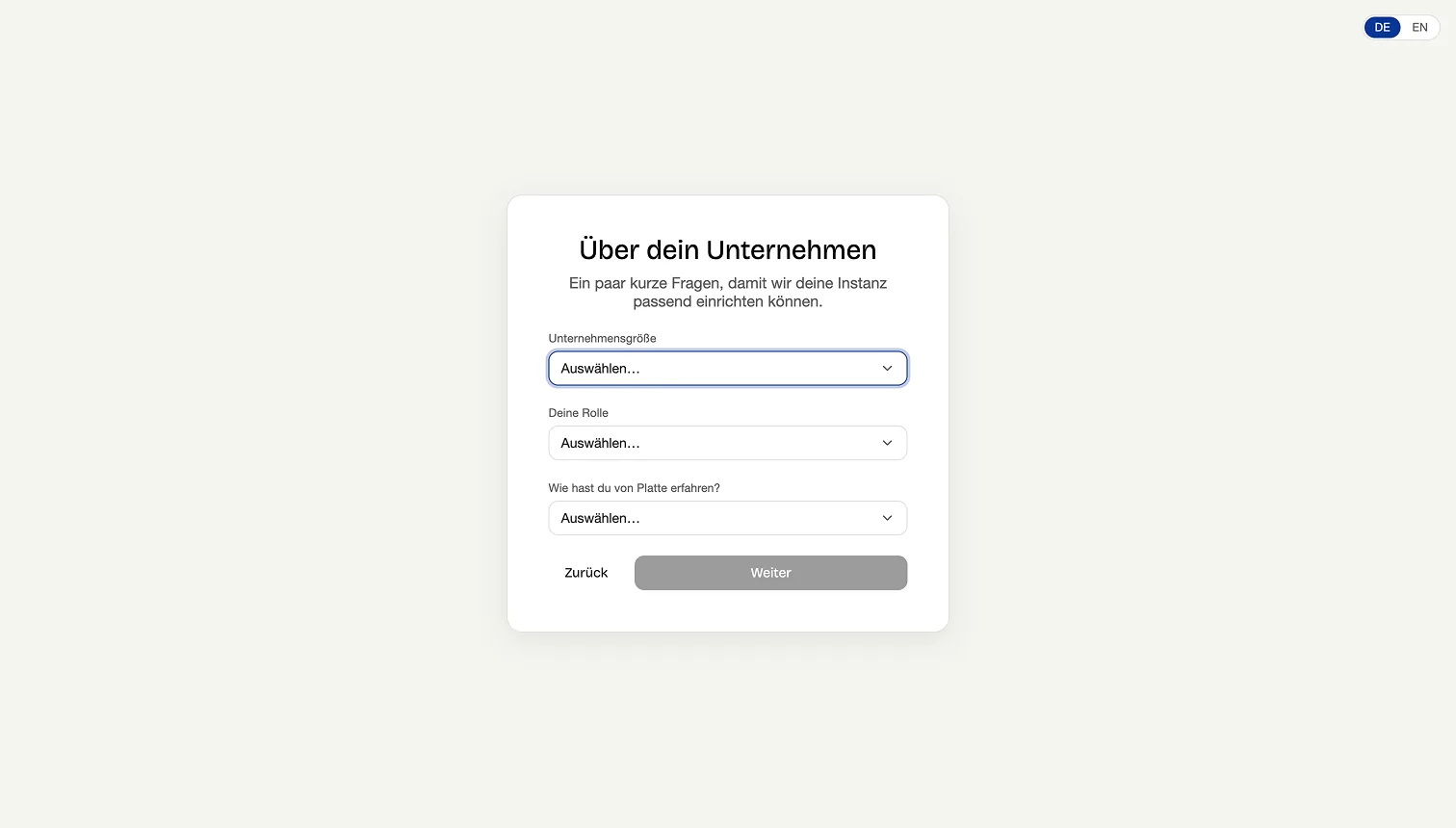 Der Schritt Über dein Unternehmen im Kundenportal: die drei Auswahlfelder Unternehmensgröße, Deine Rolle und Wie hast du von Platte erfahren?
